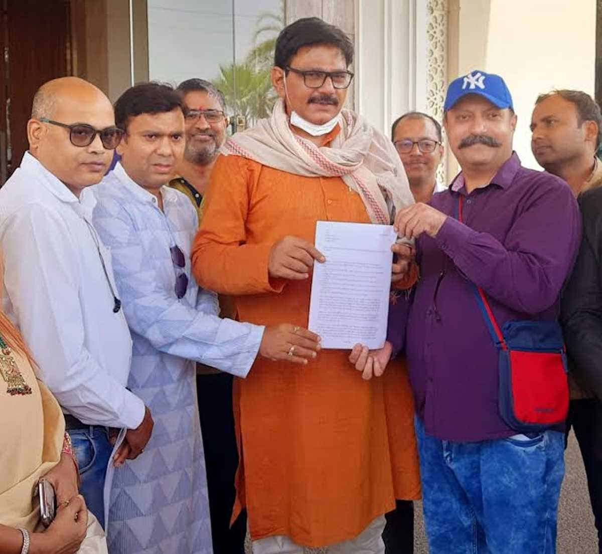 स्कूल फीस वापसी को लेकर मुख्यमंत्री के नाम जेवर विधायक को ज्ञापन